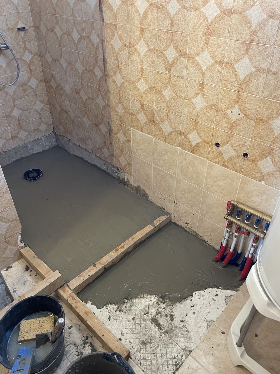 Chantier de salle de bain en cours, alimentations en attente
